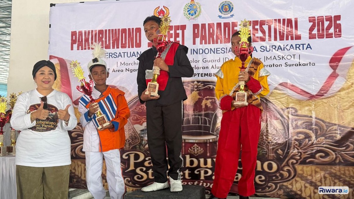 Pengageng Sasana Wilapa Karaton Surakarta Hadiningrat sekaligus Ketua Lembaga Dewan Adat LDA Karaton Surakarta GKR Koes Moertiyah Wandansari memberika piala kepada pemenang